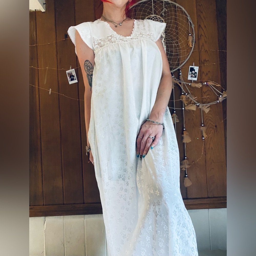 Vintage Oscar De La Renta/Neiman Marcus white floral lace long nightgown